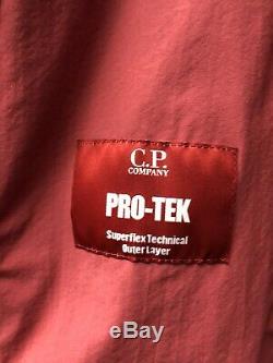 C. P. Company Red Jacket Pro-tek En Moyenne Avec Des Étiquettes
